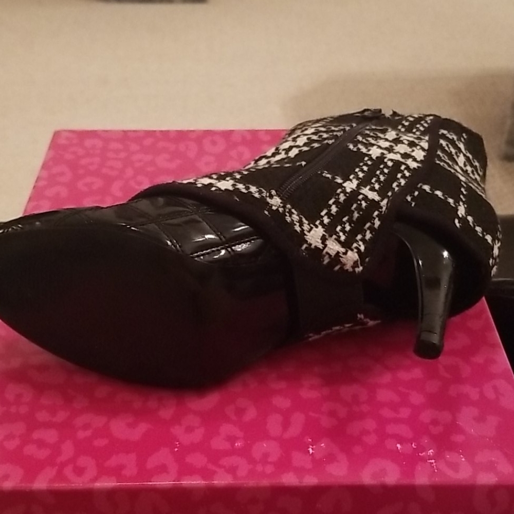 Shoes - Picture 9 of 10